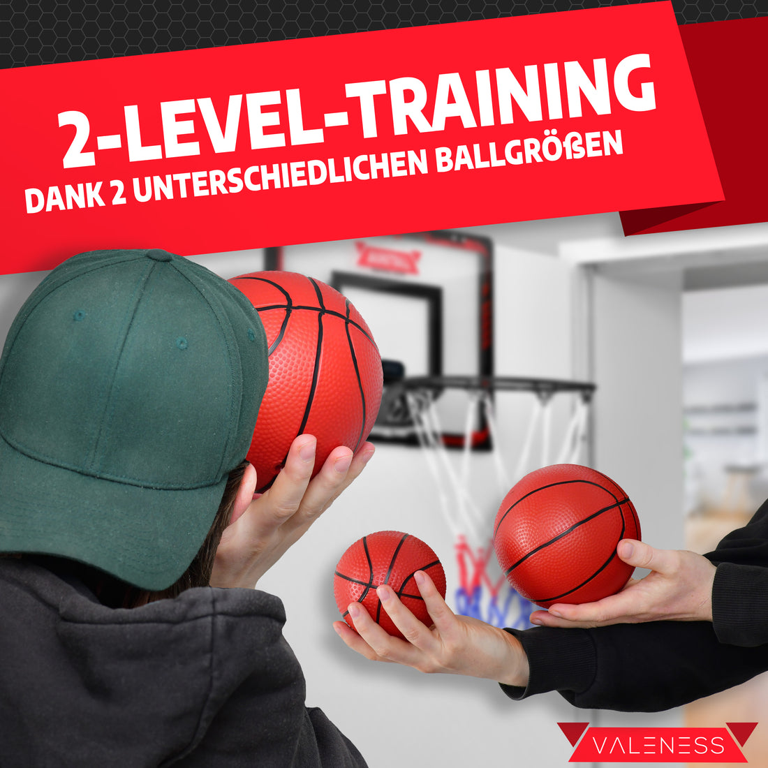 Zwei Ballgrößen für unterschiedliche Spielstufen, gehalten von einem Kind und einem Erwachsenen