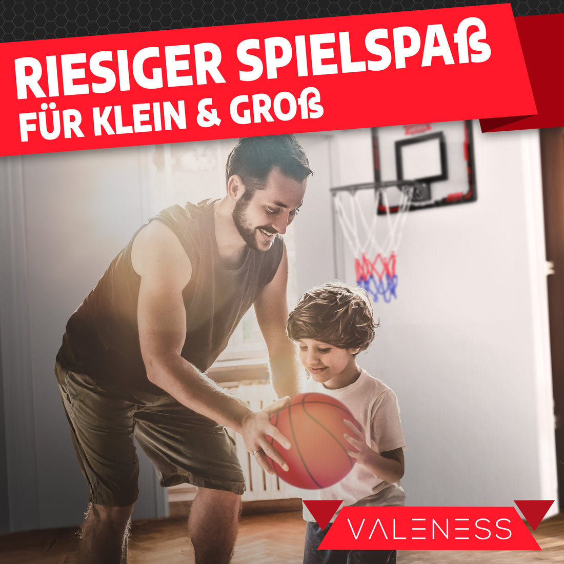 Vater und Sohn spielen gemeinsam am Indoor-Basketballkorb im Wohnraum