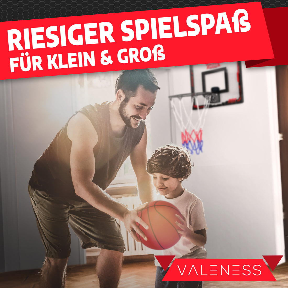 Vater und Sohn spielen gemeinsam am Indoor-Basketballkorb im Wohnraum